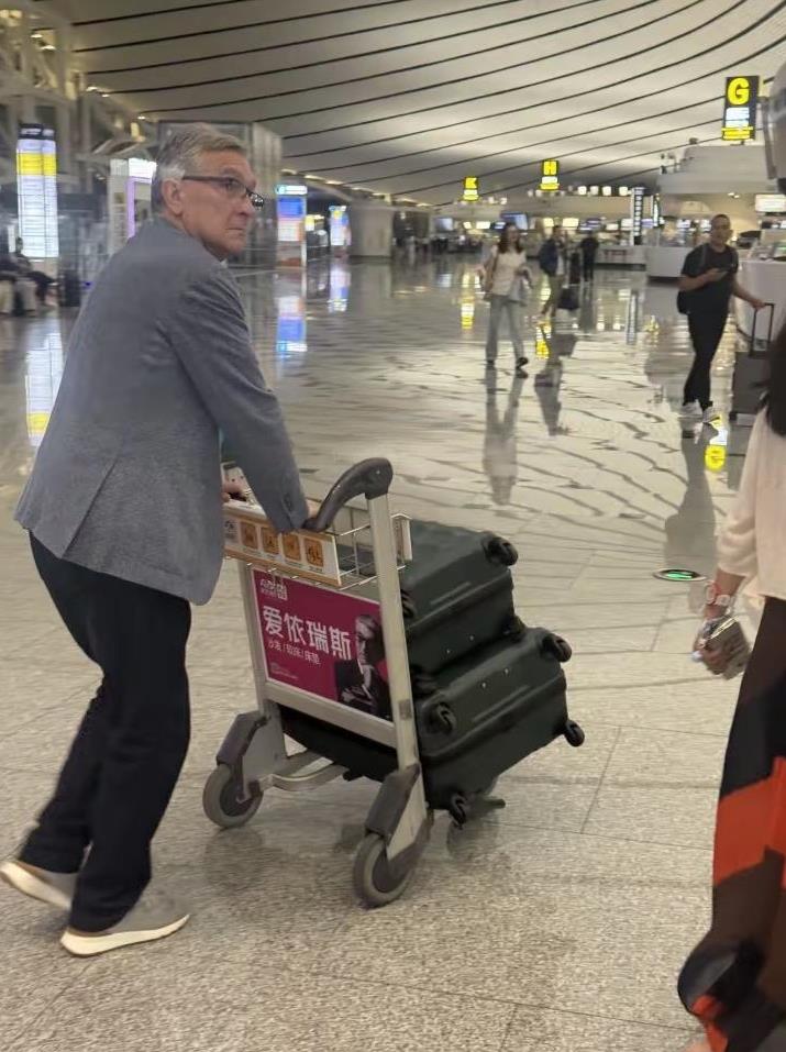 伊万走了
他带着满满的一箱人民币走了
走的时候笑着感谢中国这几年的款待
也不知道