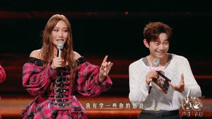 何炅不愧是芒果一哥，面对黄氏姐妹“刁难”，轻松化解自身尴尬