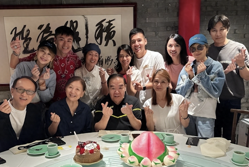 郑则仕欠债千万时，60岁爱妻坚守相伴，如今苦尽甘来