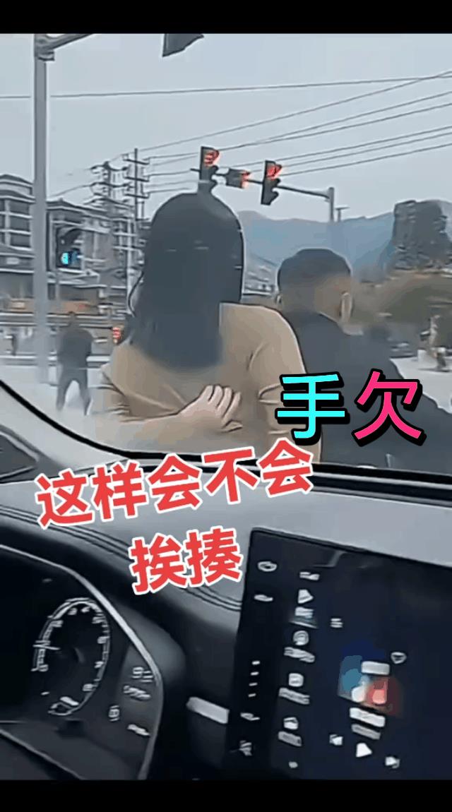 看背影迷倒一片，转过脸吓跑一大片！
吓劳资一跳！贴上胡子就是猛张飞！
我还没看完