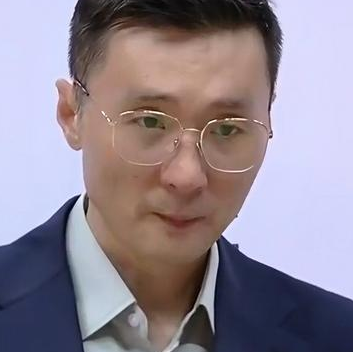 新疆男篮主教练刘炜谈球队惨败广东，他表示：上半场我们让广东得了50多分，我们是能