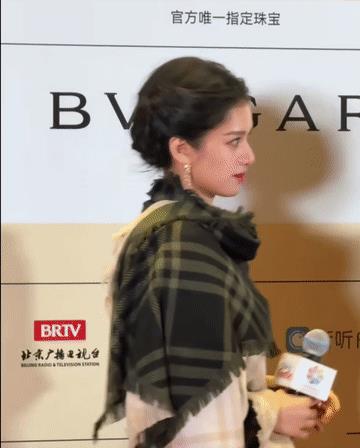蒋勤勤这个举动，真的让人好感倍增！
一场宣传活动上，主创们一起出席，本来蒋勤勤是