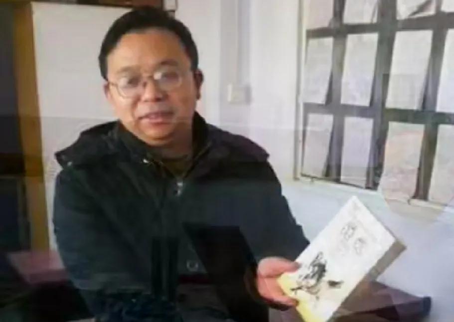 他叫彭帮怀，“毒教材“吹哨第一人，在教材纠错苦缠14年，22场官司，一次都没有赢