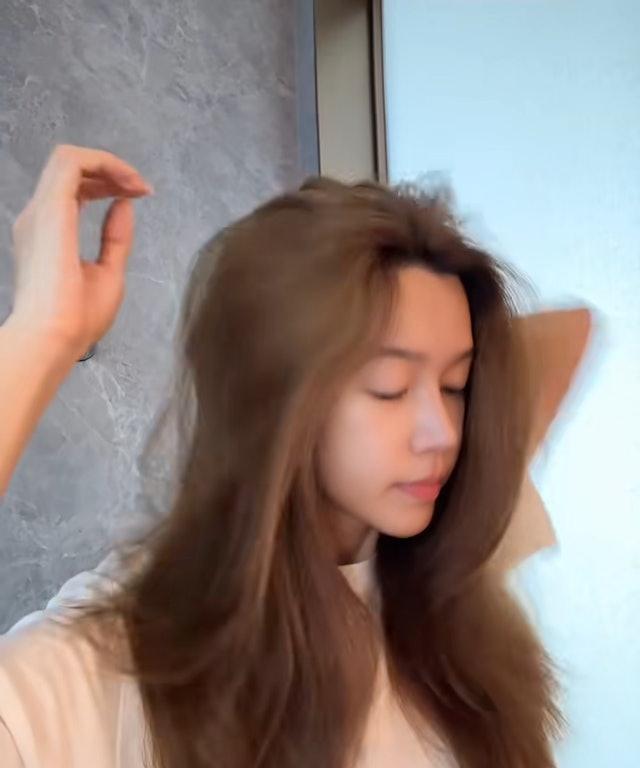 现年40岁的傅嘉莉(Kelly) 入行多年演过无数剧集，今年在无线万千星辉颁奖礼