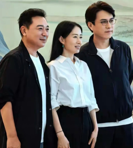 仔细看，左边的是演员张晞临，右边的是帅哥靳东，两位都是顶呱呱的影视明星。而中间这