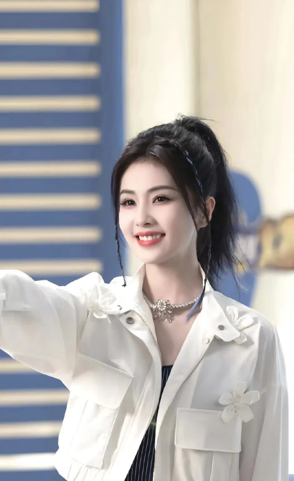 她签的是合同，不是卖身契

于正一句“亲闺女”让全网酸了

网友问：白鹿
