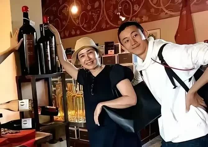 蒋雯丽的两个孩子，儿子顾和和与女儿顾美美，现状各具特色。

顾和和，2001