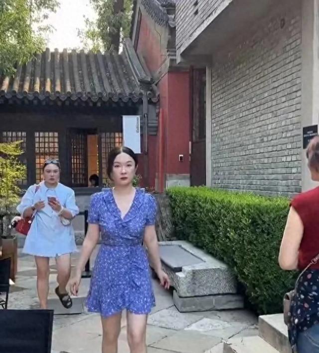 霍思燕现身北京街头，“身材发福，女神变像大妈”
街拍一出，霍思燕的身材成了焦点。