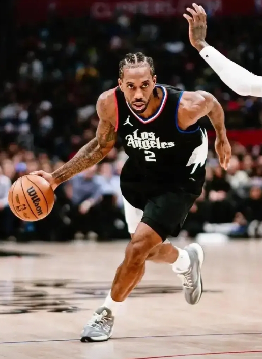 NBA联盟里最没资格抱怨的当属太阳队的布克。

原因如下：
其一，球队为了助力他
