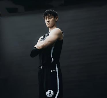 #篮网签约曾凡博#