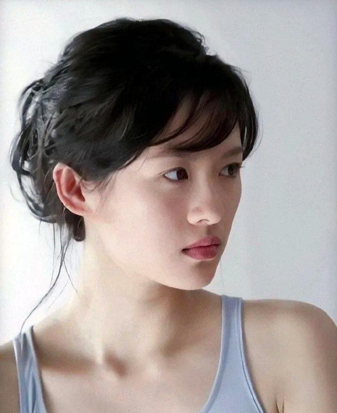 这是2003年24岁的章子怡。那时，章子怡的颜值可以说三百六十度无死角。白皙的皮