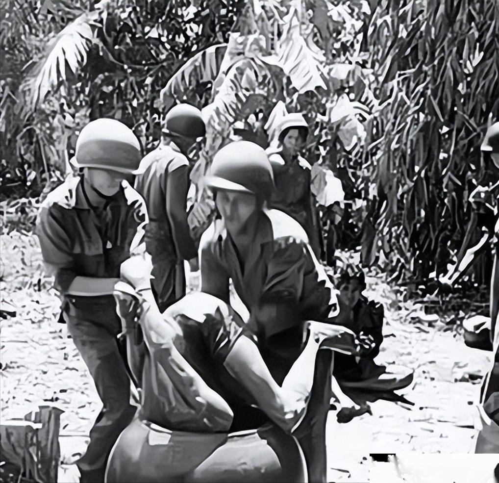 1969年，越战期间，美军士兵对越南女游击队员有多恨，看了这张照片就知道了。当时