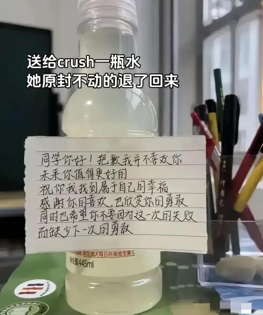 备胎多年的经验告诉你，
这是在考验你呢，
千万别放弃，
不是喜欢你怎么可能跟你写