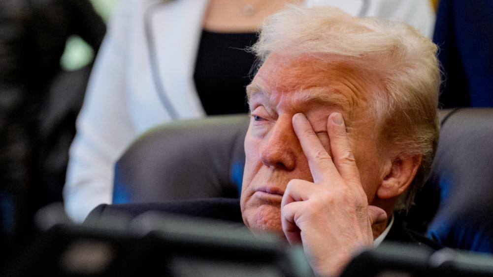 外媒镜头捕捉：特朗普困得睁不开眼