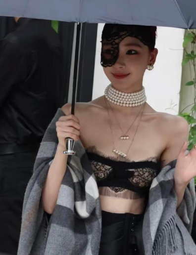 易梦玲眼睛上戴的是什么，眼睛受伤了吗？ ​​​