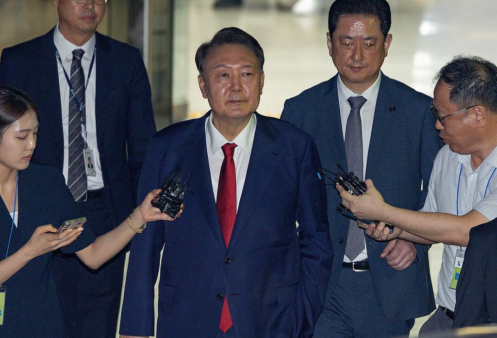 【尹锡悦再次缺席内乱案庭审 律师称其虚弱到“连楼梯都爬不动”】韩国首尔中央地方法