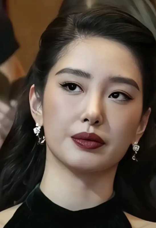 杨采钰的这种纯天然的美太有杀伤力了！

说句实在话，杨采钰这种美真是少见！第一眼