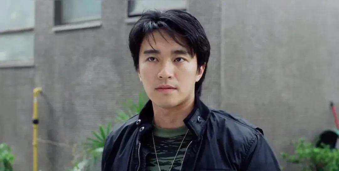 刘嘉玲问吴君如:“跟你合作的男演员个个都是很帅的，那你心目中的男神是谁？”吴君如