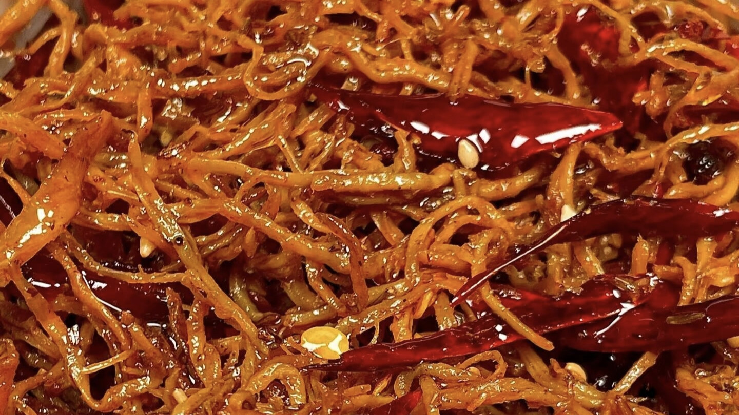 一盘麻辣鸡丝，藏着最懂行的“下酒菜”江湖