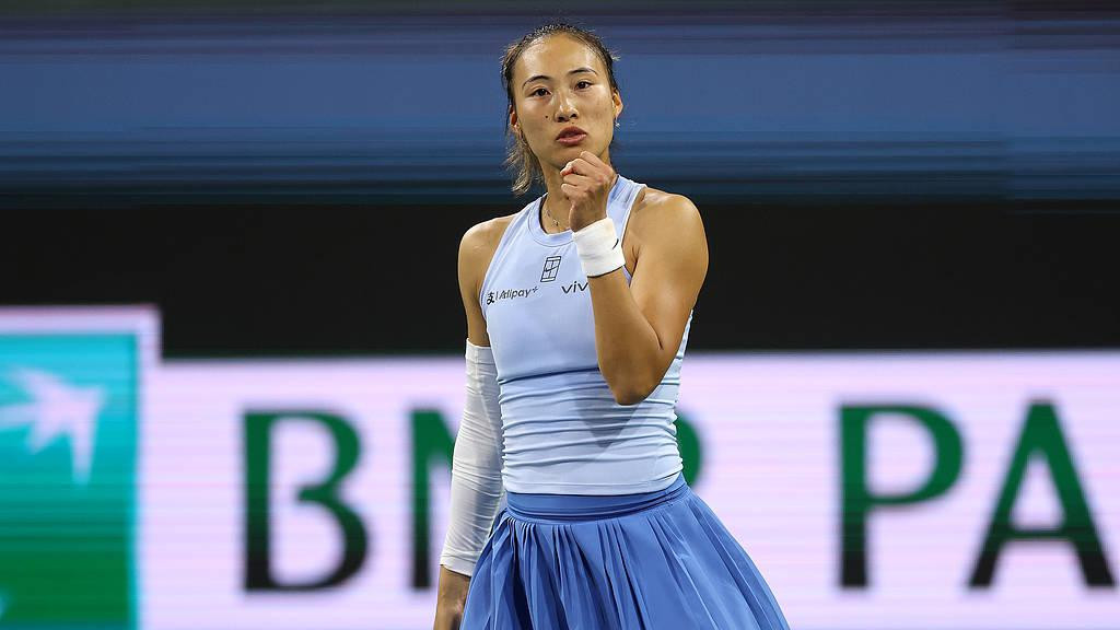 WTA 印第赛爆冷：郑钦文发球失准，0-2 惨败斯瓦泰克，八强梦碎