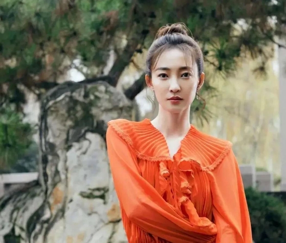 某天，王丽坤接到了一个电话，对方声称自己是高官的子女，男友是奥运会冠军，自己有很