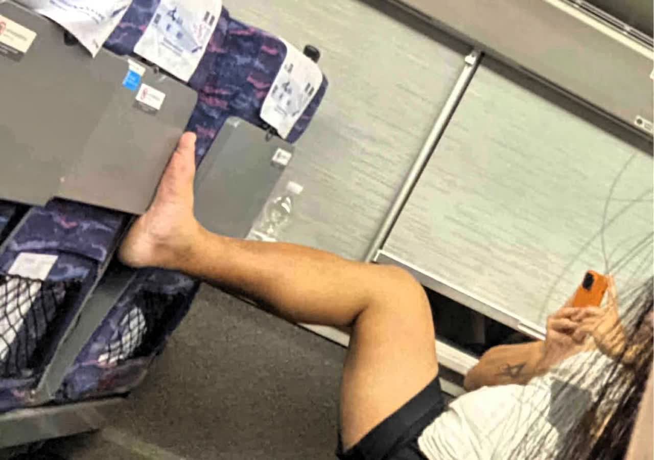 高铁上不文明行为越来越多，这名男子在高铁上叉着腿把脚丫子蹬座椅上，行为粗鲁，严重