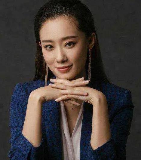 #你期待张小斐在《恶意》中首演恶女的表现吗#一直以来，张小斐凭借温暖治愈的形象深