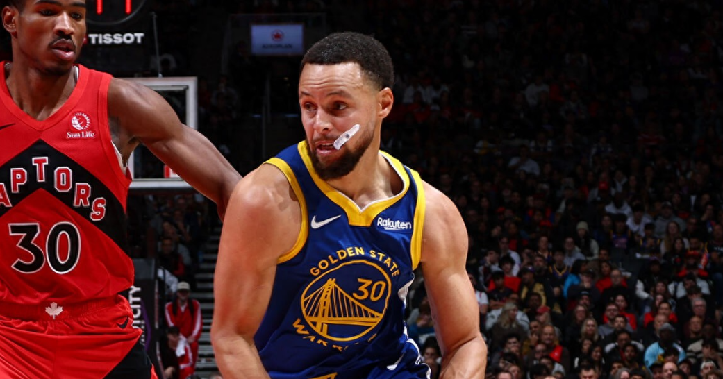 勇士客场经加时苦战127-141不敌猛龙，三连胜就此终结。
本场比赛，勇士核心斯