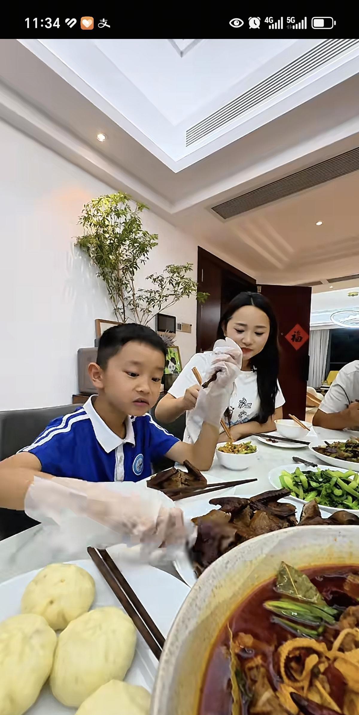 子皓在饭桌上问小凤，红阿姨为什么不来了？
小娜问子皓怎么突然问红阿姨了？
小凤一