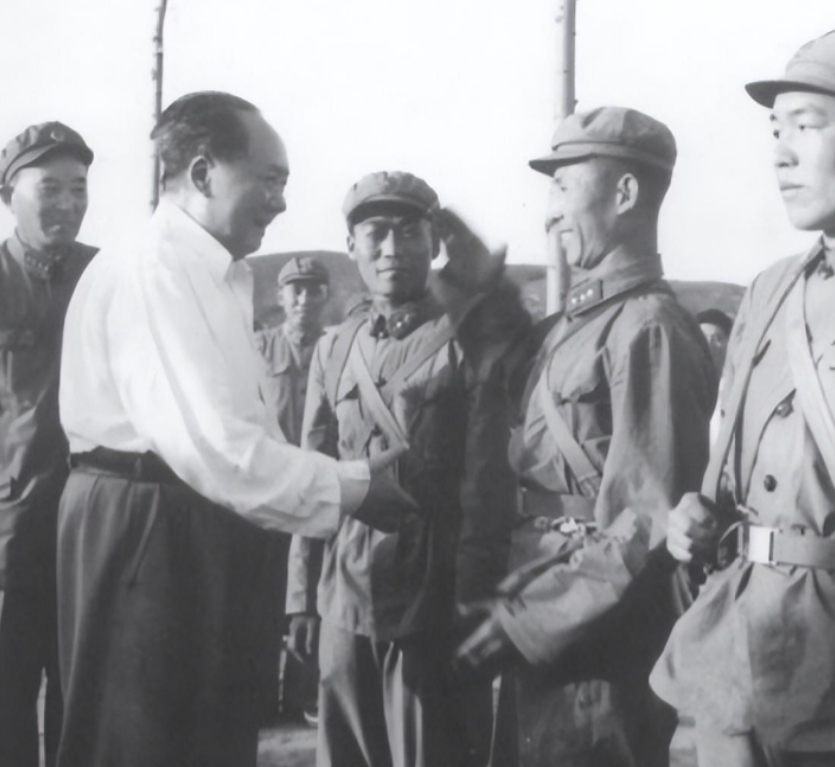 54年仪仗营教导员调侃毛主席，彭真诧异，聂荣臻：他与主席关系比咱们还要好

19