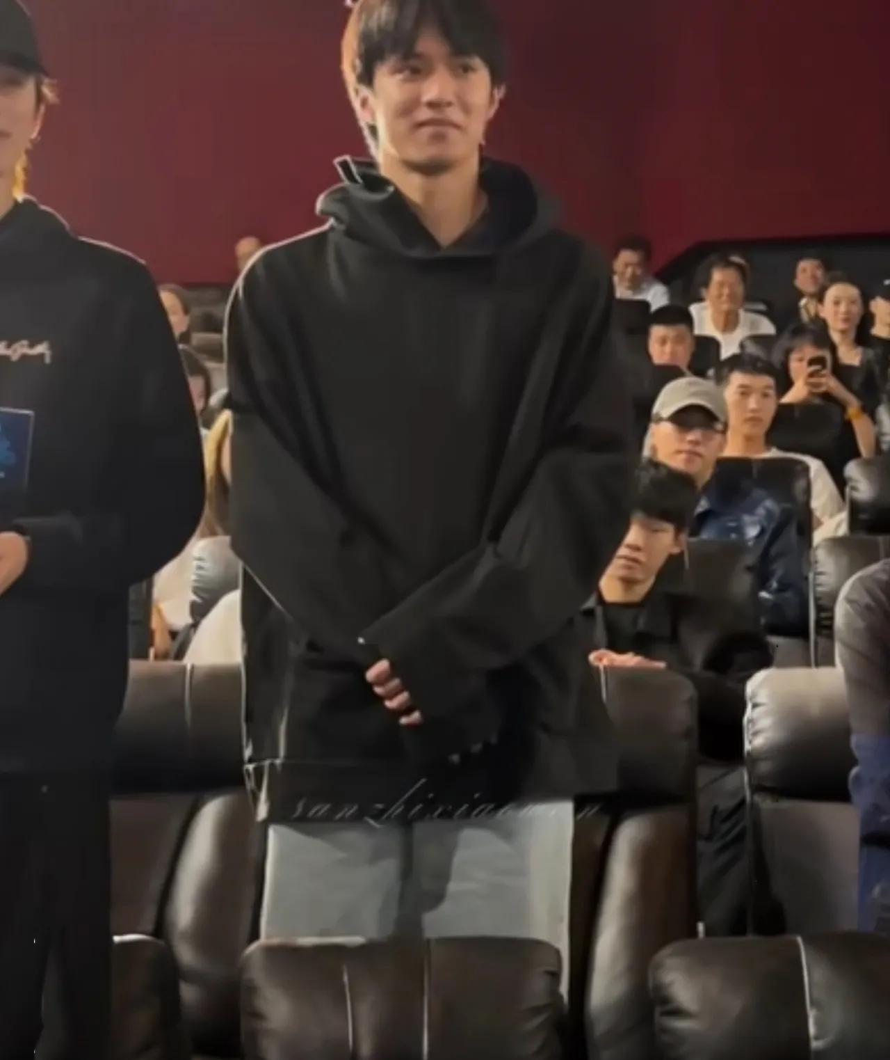 从舞台唱跳全能到银幕潜力新人，刘耀文用行动证明了实力！被赞眼神戏有故事感，将角色