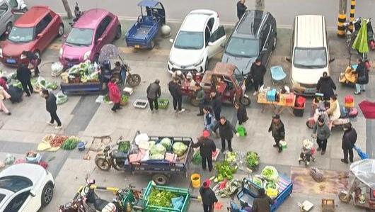 路边占道经营影响的是更多的人