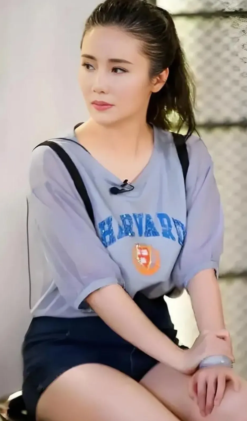 50岁的她至今未婚不生娃，不知是多少人的梦中情人，事业巅峰时期盖过章子怡，出道几