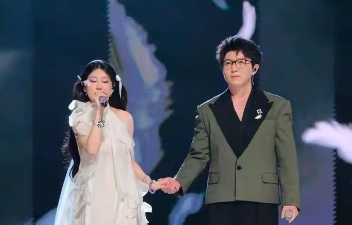 沈佳润恐怕前途迷茫！跨年晚会后现身机场，表情特尴尬像做了错事 ​​​