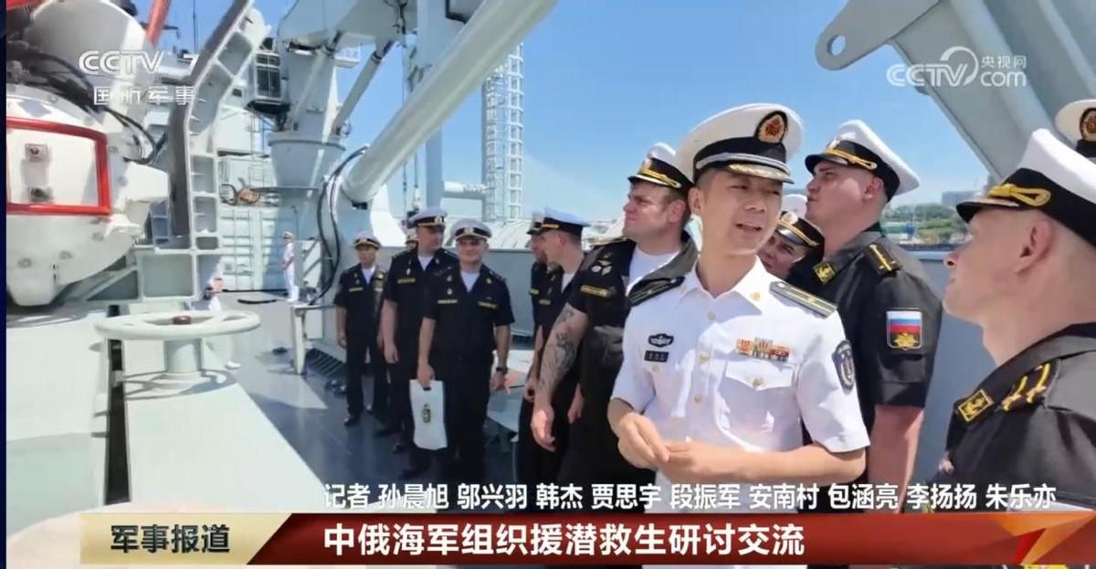 中方舰队缓缓驶入海参崴，一艘万吨巨舰让俄军将领眼前一亮：比辽宁舰还更想要！
随着