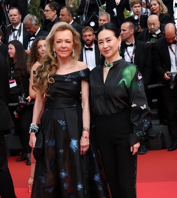 最近何超琼现身戛纳电影节闭幕式红毯，她如今看起来依然很年轻，气质也相当出众。
