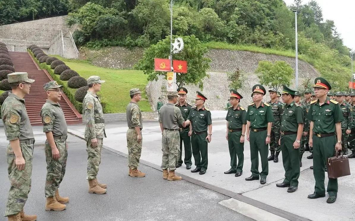 中国和越南首次在广西开展陆军联训，越南军队携带大批枪械抵达中国，不过最炸眼的是越