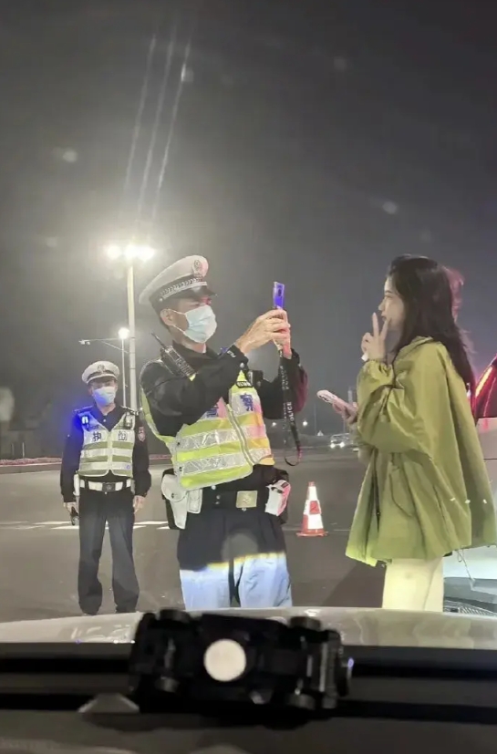 一拍照，习惯性动作就来了