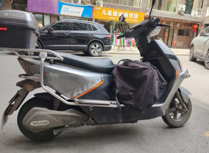 今天骑电瓶车的时候没有戴头盔，被交警抓住了
他问我为什么没有戴头盔
我说；“我搞