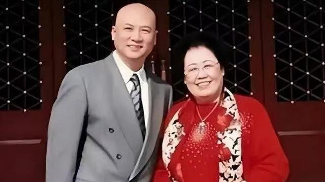 女首富丈夫也带货？73岁迟重瑞卖二环古董房，评论区段子手狂欢