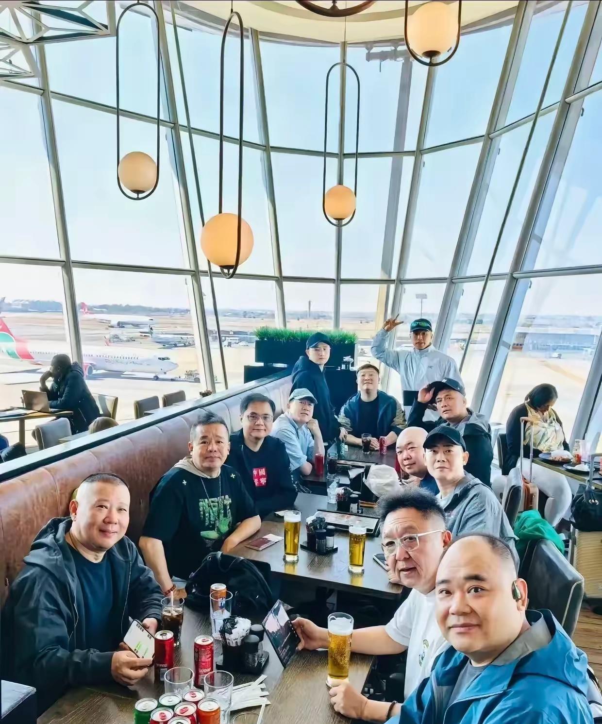 德云社这些大佬桌子上喝的是什么啤酒啊！在超市怎么都没有见到过