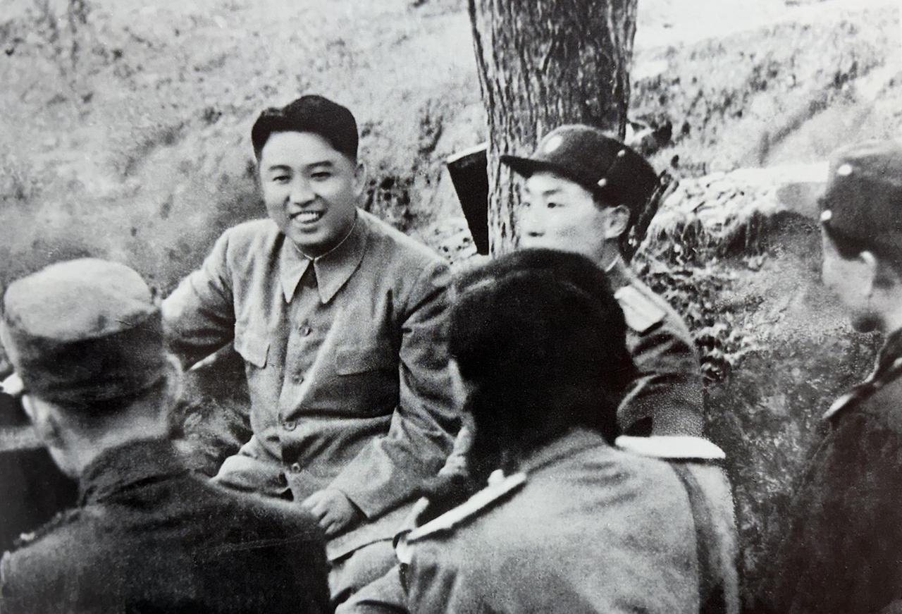 1951年6月金日成接见朝鲜人民军英模与他们亲切交谈