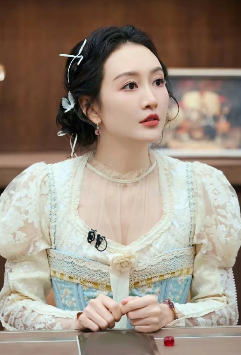 王鸥蕾丝薄纱裙端庄大方还不失性感，很美啊。