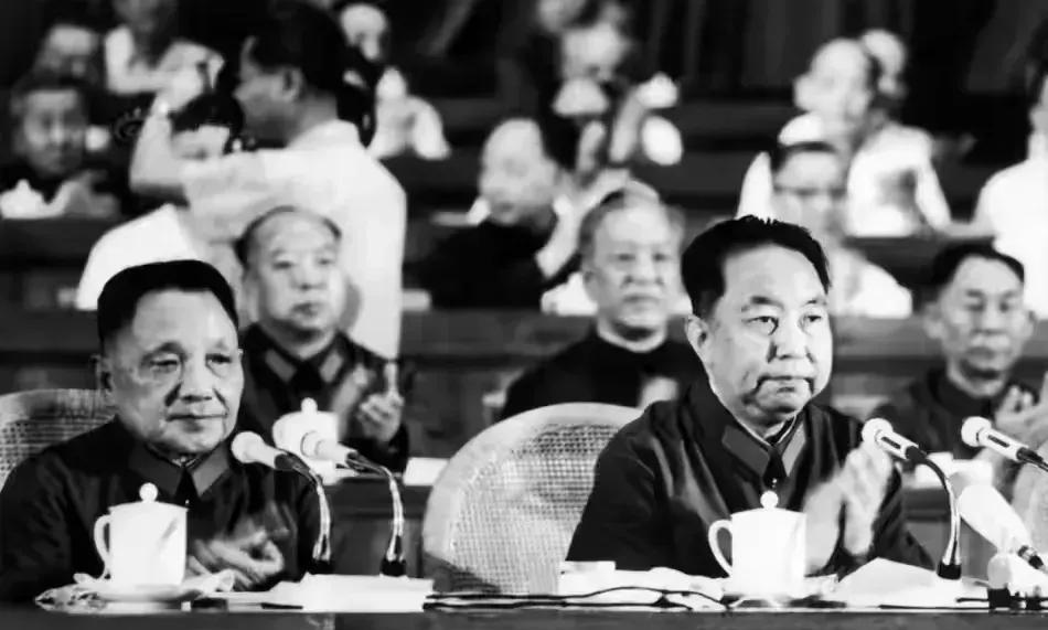 华国锋主席是毛主席的接班人，立场坚定，旗帜鲜明，宽广德厚，深得人民群众的拥戴。