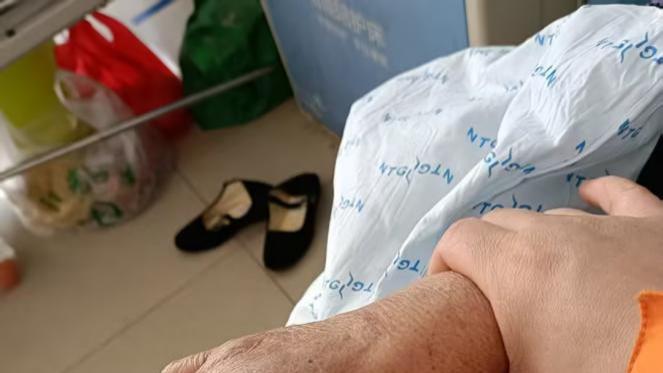 六旬老太采茶遭亲戚棍棒相加致胸椎骨折，因“骨质疏松”鉴定降级？赢了官司却拿不到钱的无助呐喊