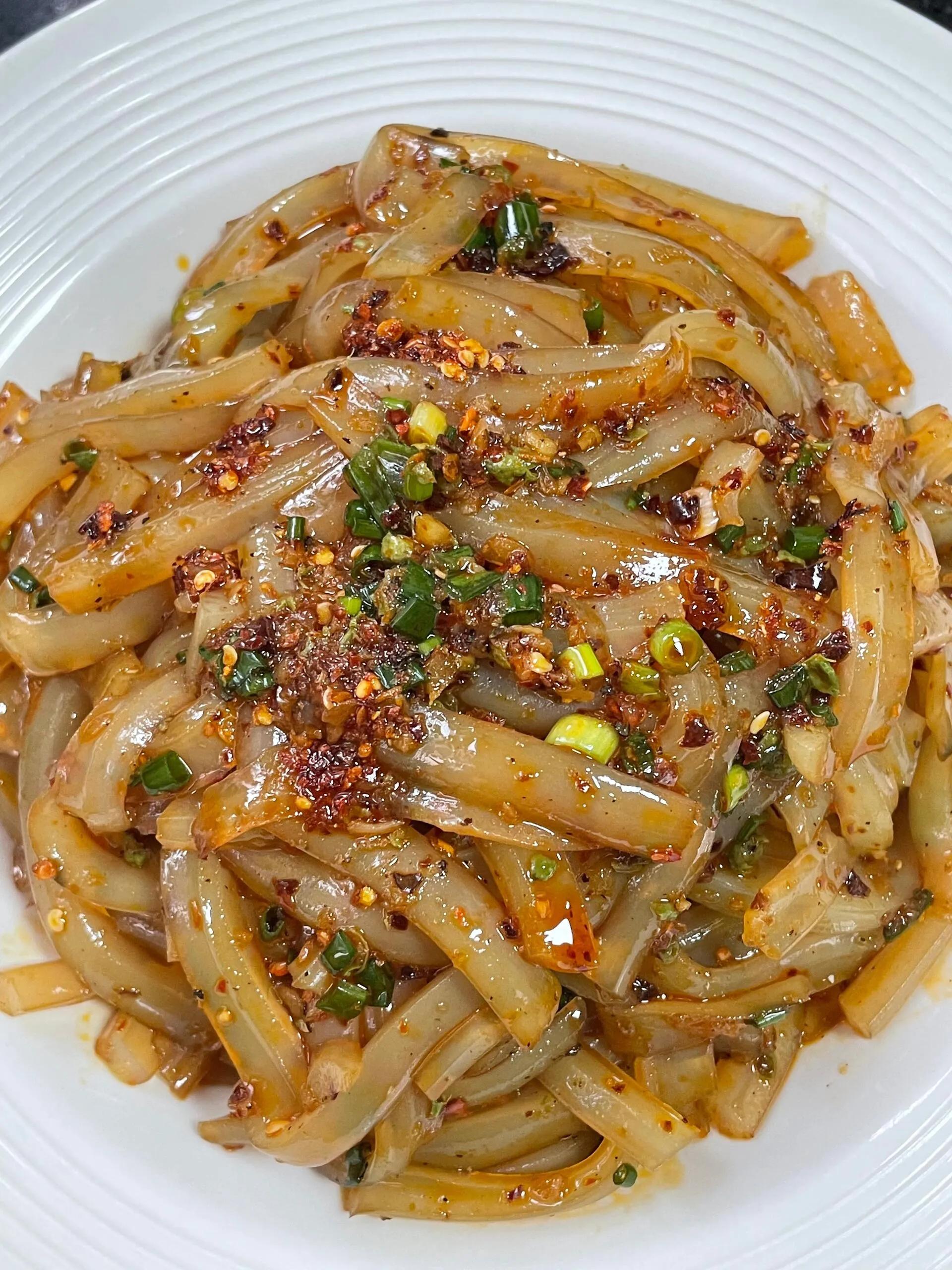 冰镇凉粉+辣油：夏天最野的吃法！
