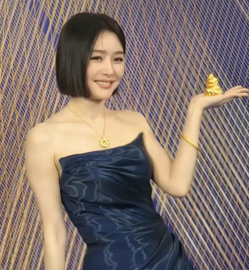 秦岚 穿深蓝色吊带裙参加活动的样子太惊艳了！她本就是气质型美女，长相精致、身材出