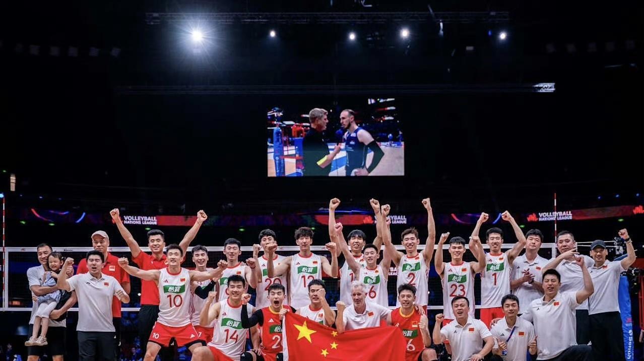 在中国男排3:0塞尔维亚后，国际排联在社交媒体上发文：一场惊心动魄的比赛！坐拥主
