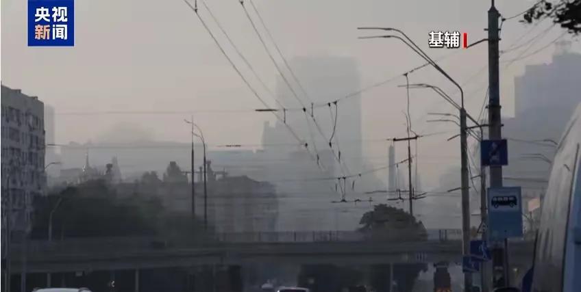 突发，这局势可太紧张了！当地时间10日，基辅持续传出爆炸声，早些时候还拉响了防空