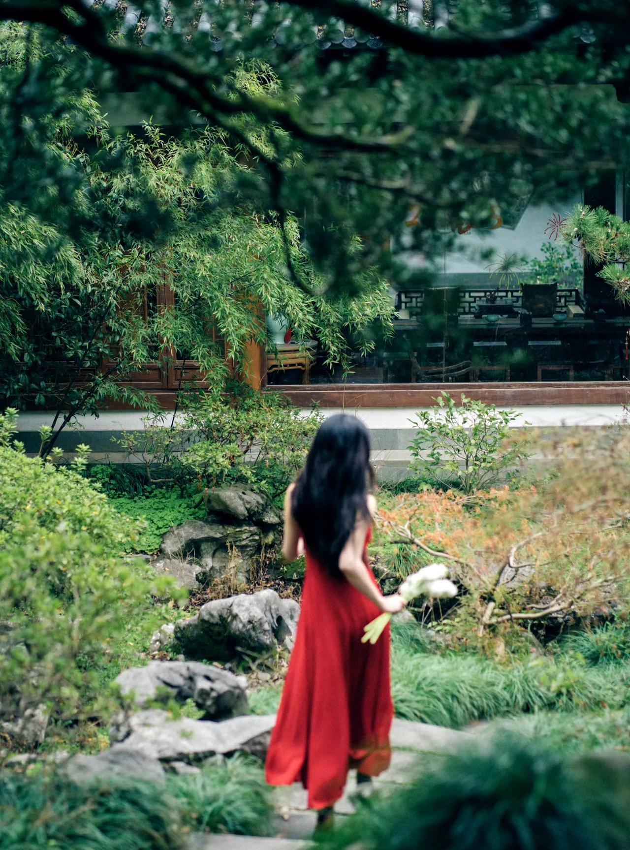 她是唯一不穿内衣穿裙子，依然讨人喜欢的女星！她还喜欢素颜，虽然她素颜憔悴苍老，显